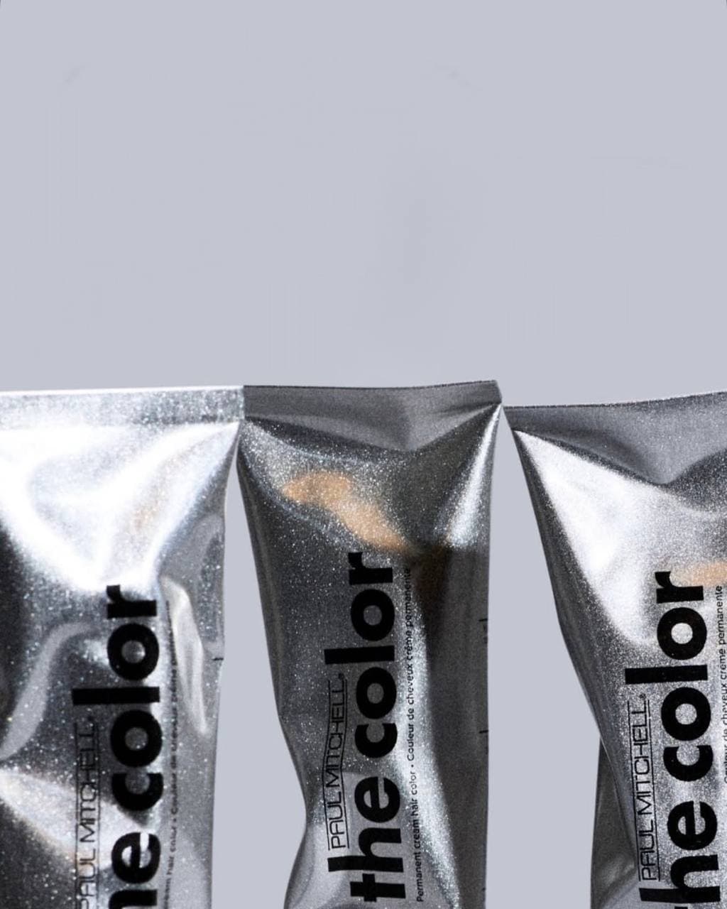 Серебристые тубы краски Paul Mitchell the color, художественный кадр